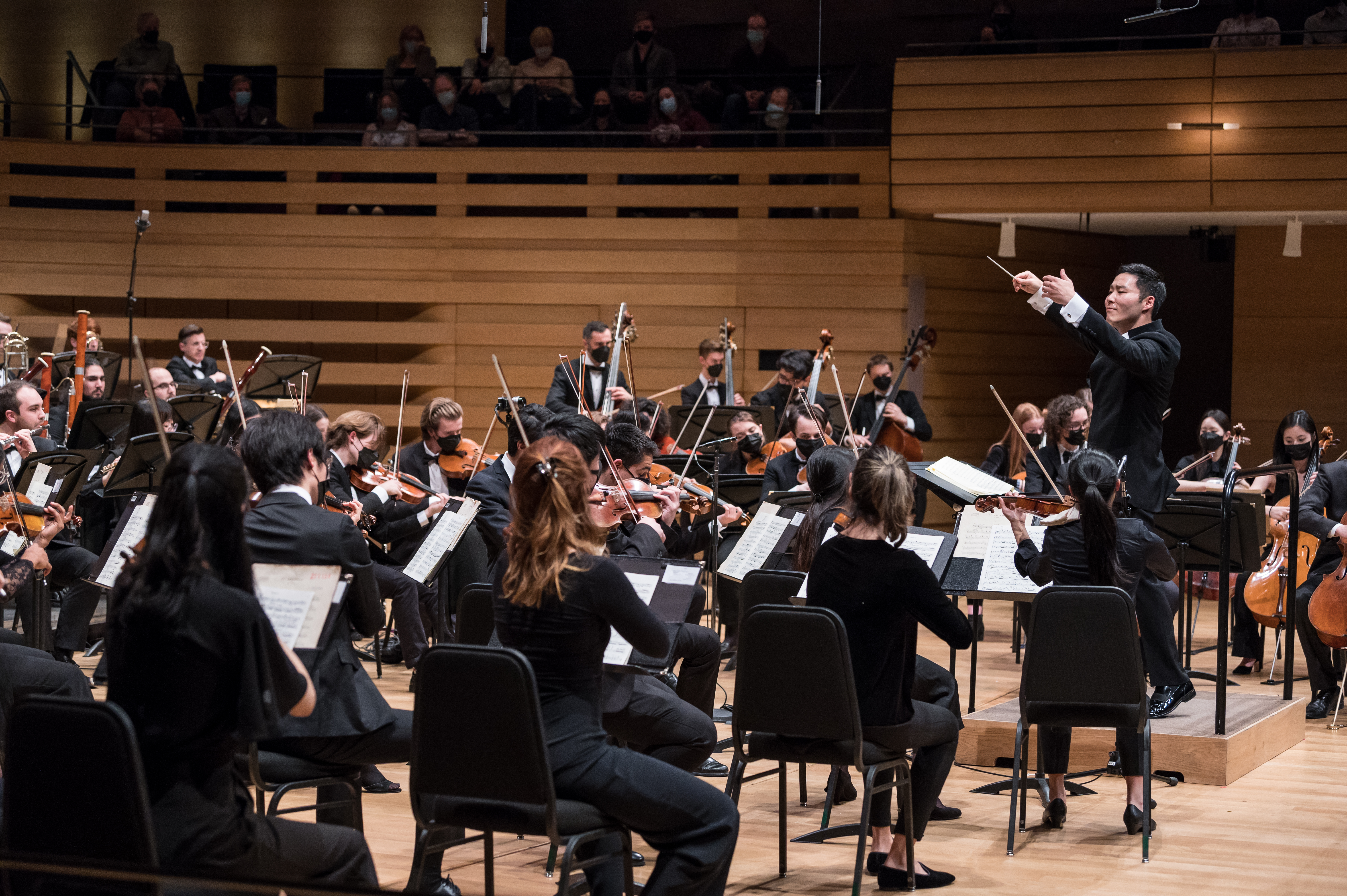 Maestro Earl Lee conducts the RCO